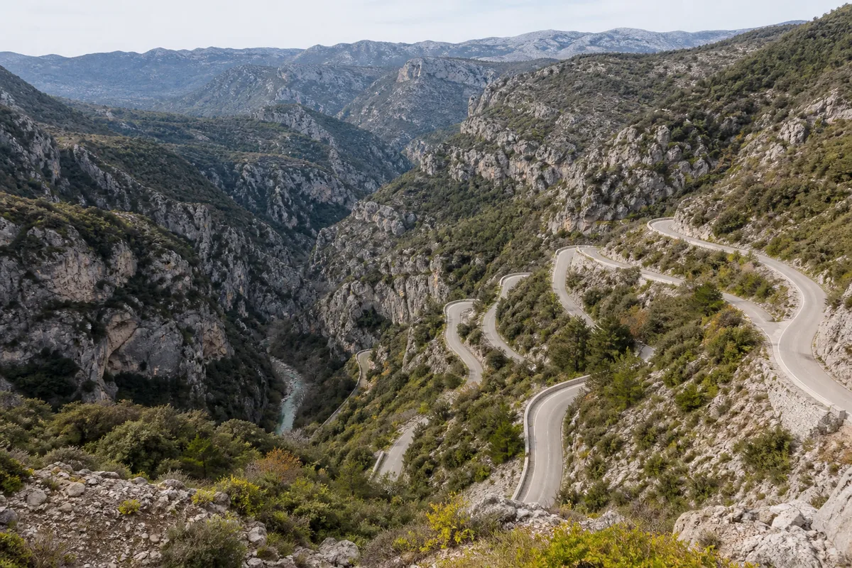 Route de montagne en lacets serpentant au-dessus des gorges des Préalpes d&rsquo;Azur