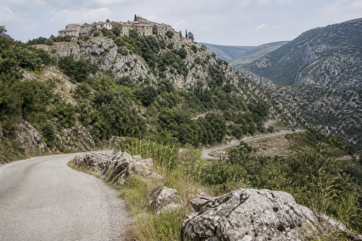 Village perché de Courmes vu depuis la route en lacets qui monte des gorges du Loup
